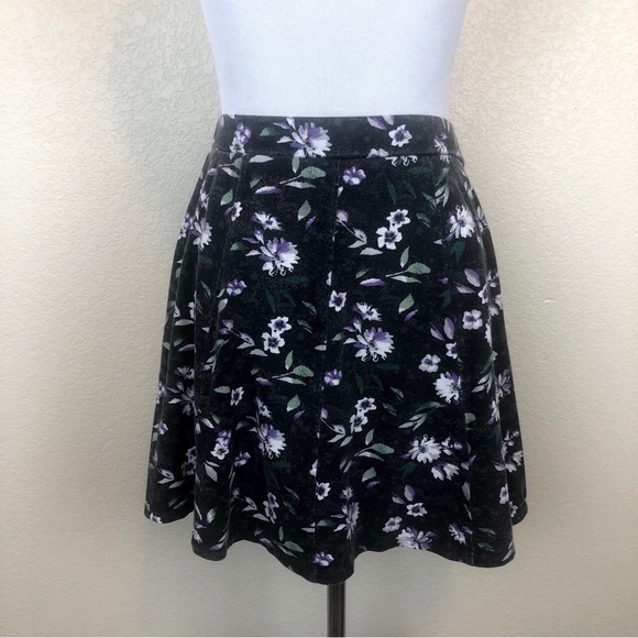 SOLD American Eagle Black Floral Circle Skater Skirt - Picture 5 of 9